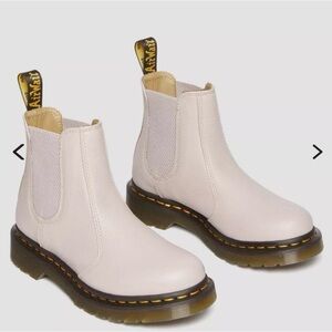 NEW! DR MARTENS 2976 Women's Leather Chelsea Boots, Size 7, Vintage Taupe